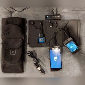 SHARPER IMAGE PORTABLE CHARGING VALLET CHARGE 3 DEVICES 5 DIFFERENT POWER TIPS